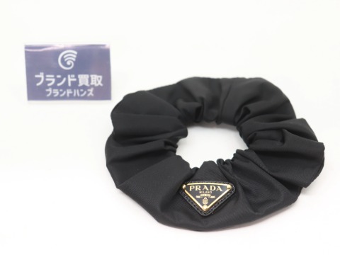 プラダのプレート付きシュシュ