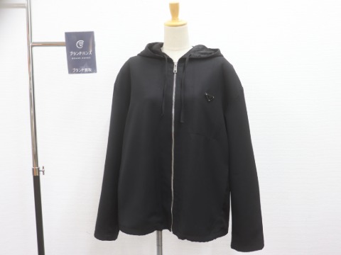 プラダのロゴパーカー