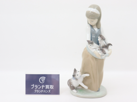 リヤドロ 子猫をエプロンに