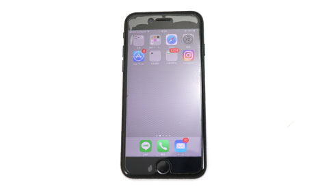 液晶が割れているスマートフォンiPhone