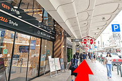 auを越えて3件目にブランドハンズ京都四条河原町店あございます。