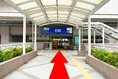 エトレとよなかへの連絡通路をまっすぐ進みます