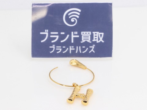セリーヌのイニシャルピアス