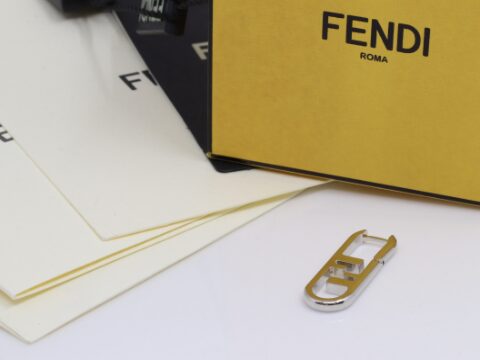 フェンディ オーロック シングル ピアス シルバー 7AJ549