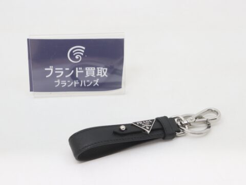 プラダ トライアングルプレート キーリング