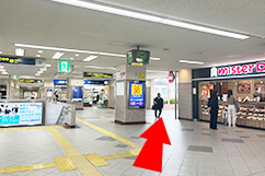 ミスタードーナツさんと本屋さんの間の連絡通路に進みます