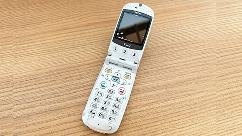 電源の入らないジャンク品のガラケー