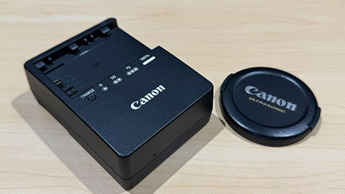 カメラの充電や蓋