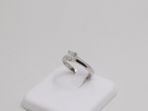 ティファニー ルシダ プリンセスカット ソリティア リング D-0.58ct