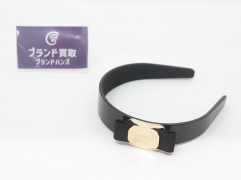 フェラガモ ヴァラ カチューシャ ブラック ゴールド金具