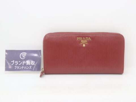プラダ サフィアーノレザー レッド ゴールド金具