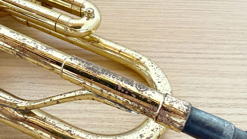 傷や錆が多い楽器も買取可能