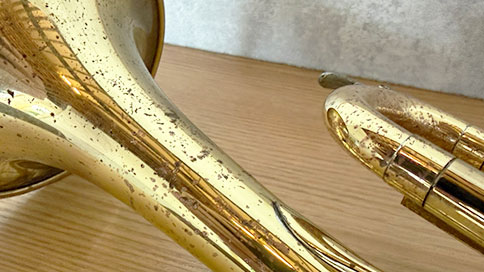 錆びや凹みがある管楽器