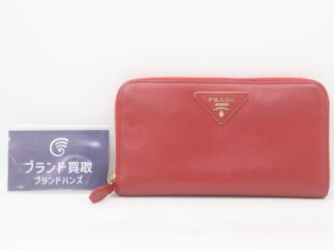 プラダ ラウンドジップ 三角プレート レッド