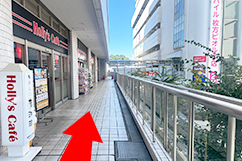 ホリーズカフェを目印に進み通路をまっすぐ進む
