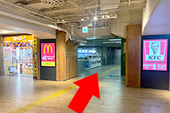 京阪枚方市駅の構内にある宝くじ売り場の右手連絡通路を進みつきあたり右側の階段を上がる