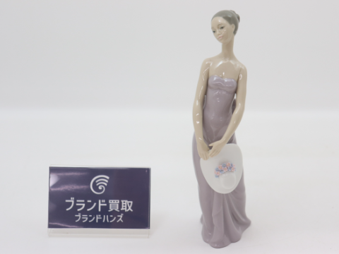 リヤドロ 帽子を持つ少女